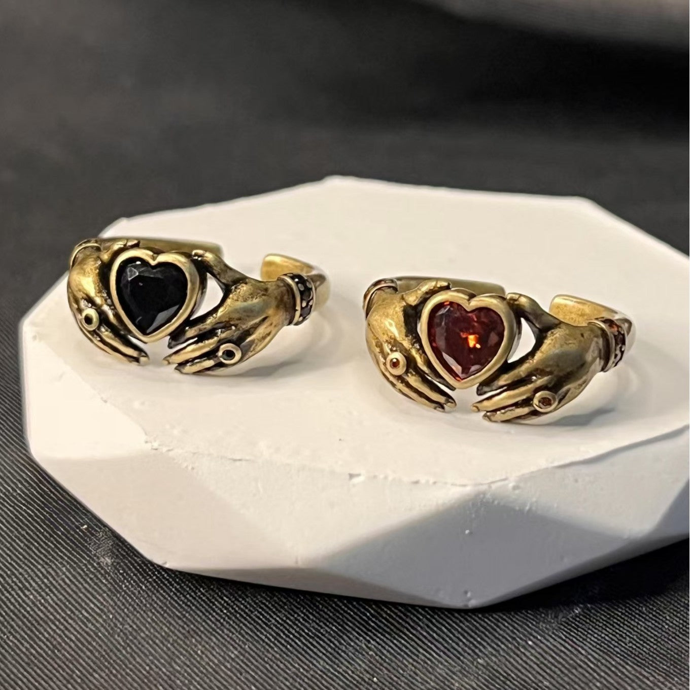 Wholesale Trendy Retro Carving Hands Embrace Red Zircon Couple's Ring Finger Ring Design All-match Valentine's Day